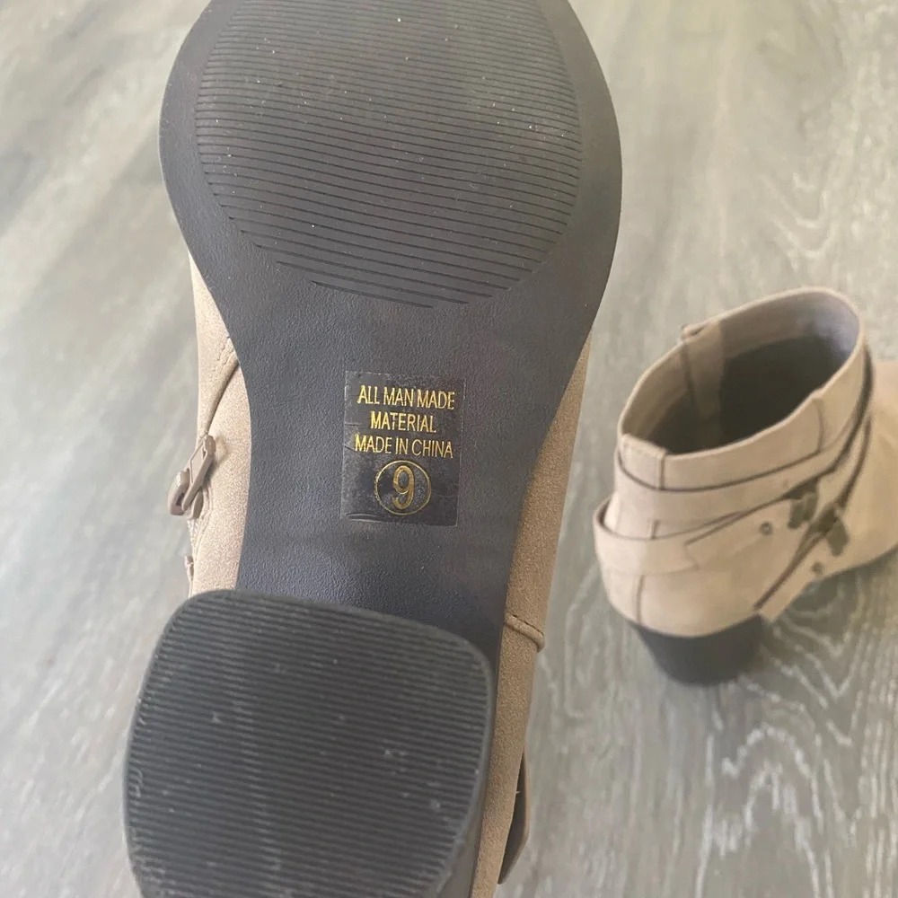 Soda Taupe Undine Suede Ankle Booties w/ Wrap Strap Detail Chic Festival Size 9 - Picture 5 of 5